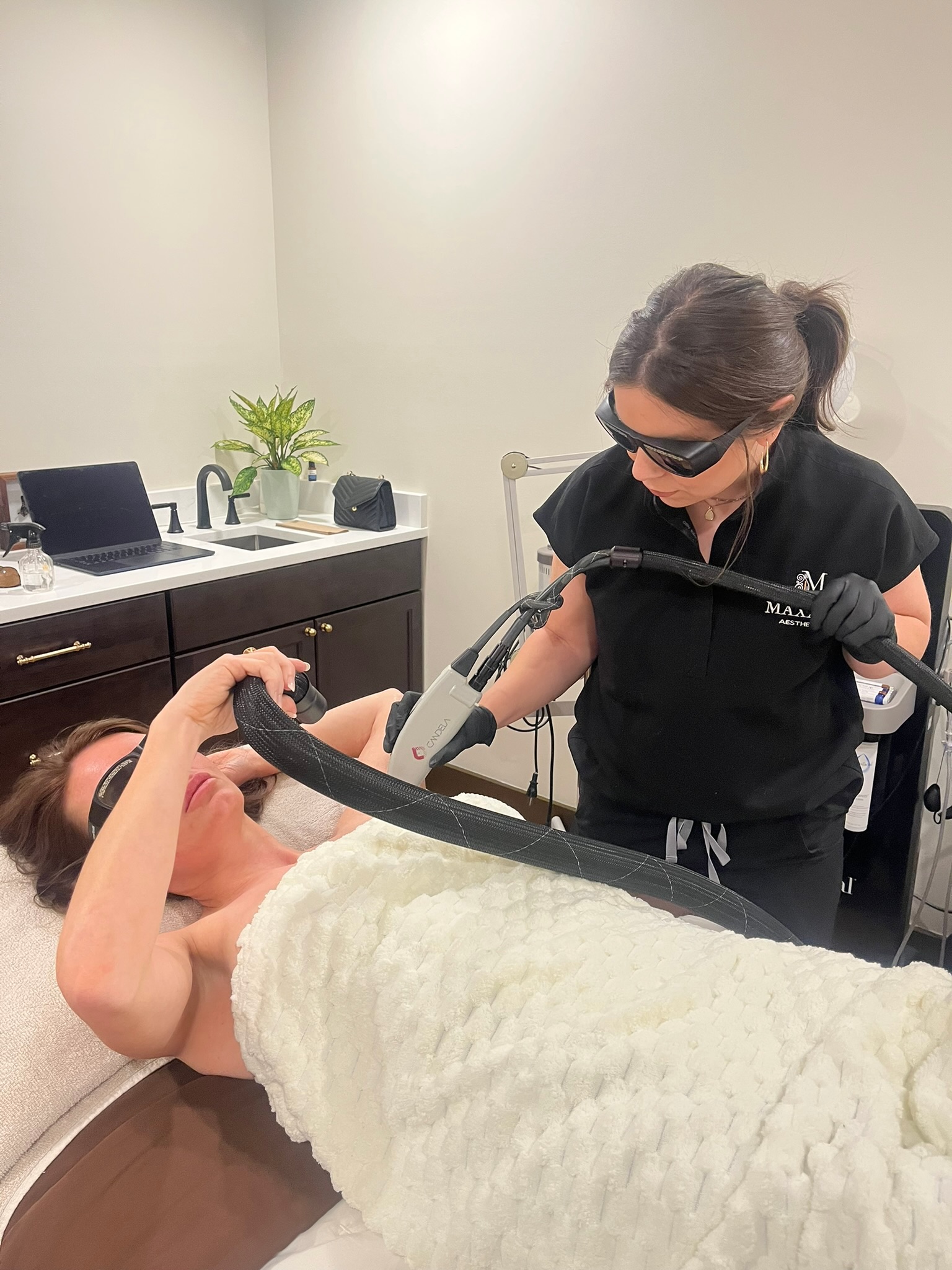 Laser hair removal treatment at Maxará Aesthetics